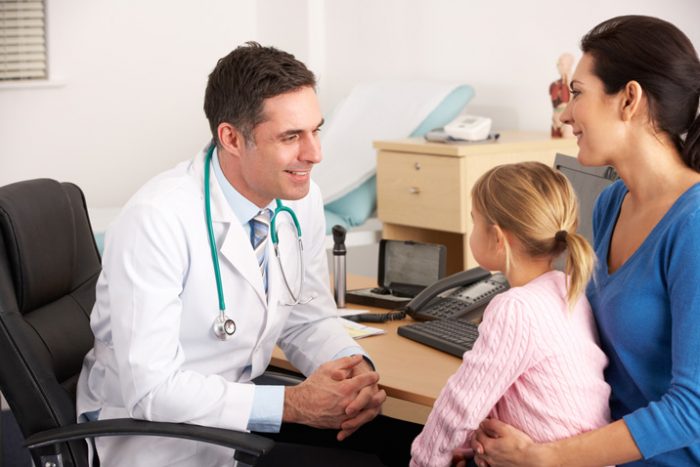 доктор опросит родителей пациента