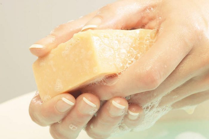 действие хозяйственного мыла на кожу