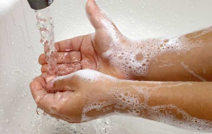 промыть очаги поражения теплой мыльной водой